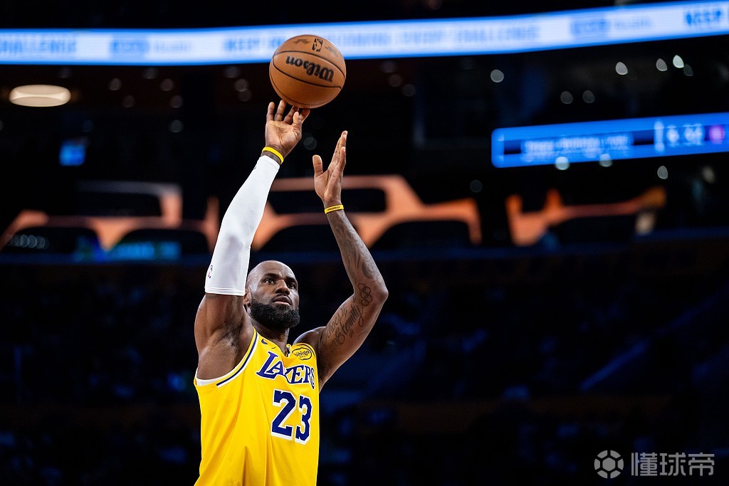 微微发力，詹姆斯13投7中拿下18分7板7助，正负值+12